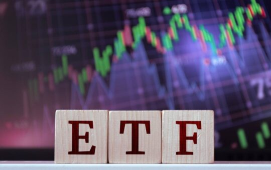 Bitcoin, Ether ETFs Pull In $2.6B in Strongest Week Since October